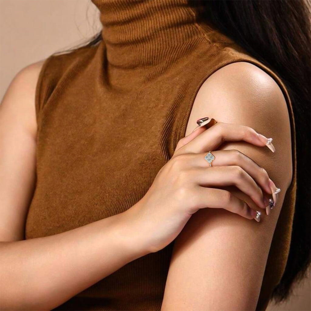 Yuna 4-Leaf Clover Round-Edge Pavé Moissanite Ring