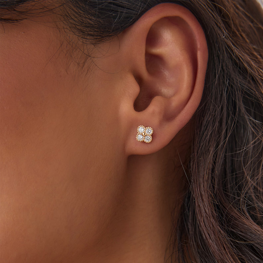 Yuna 4-Leaf Clover Round-Edge Moissanite Stud Earring