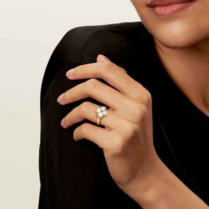 Yuna 4-Leaf Clover Round-Edge Moissanite Ring