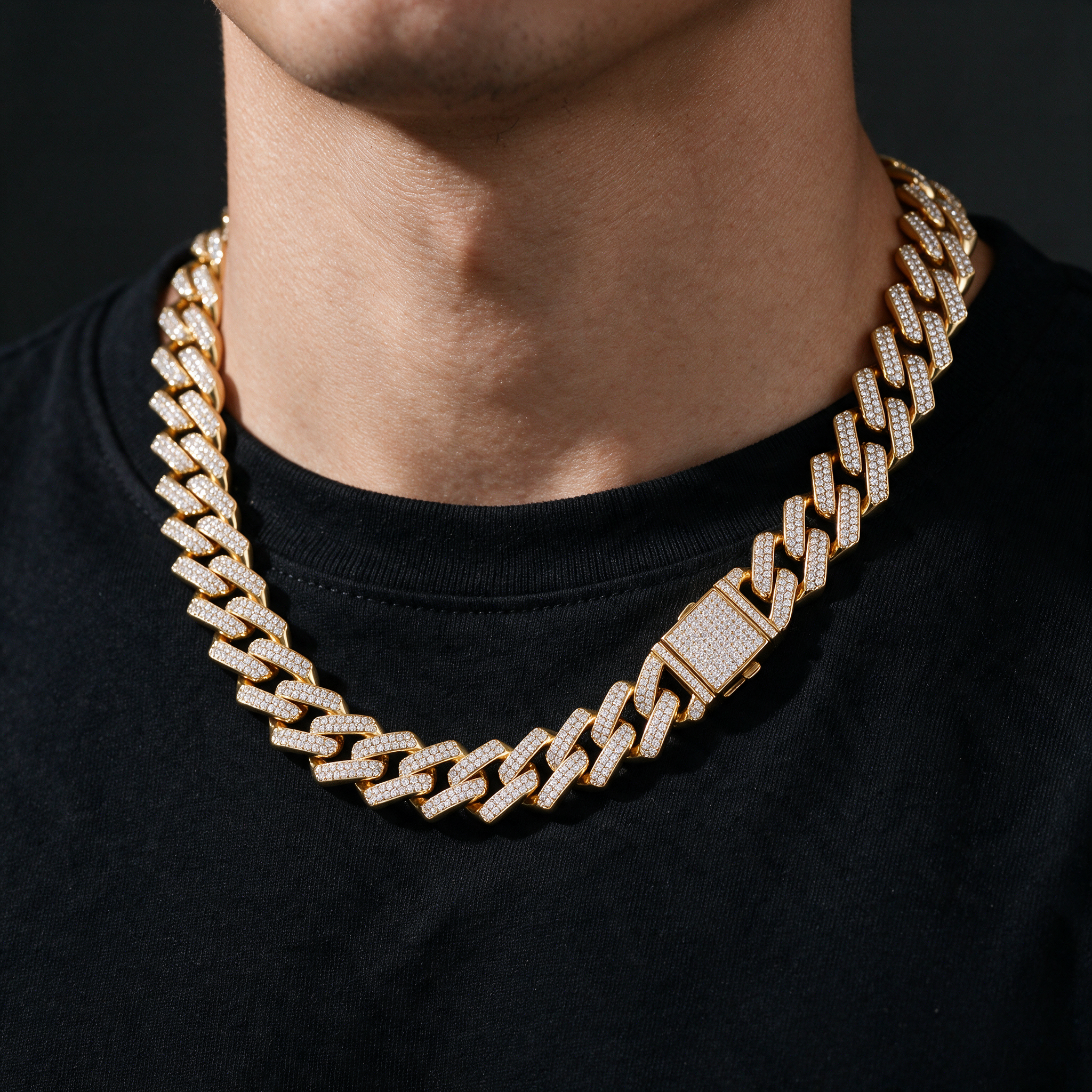 Catena Grande 12mm Iced Cuban Chain worn by a man