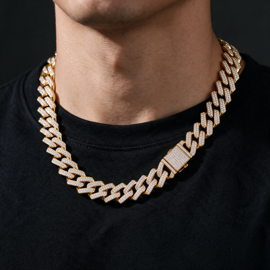 Catena Grande 12mm Iced Cuban Chain worn by a man